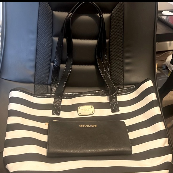 Michael Kors Tote and Wallet set - Picture 9 of 11